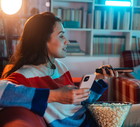 kobieta oglądająca telewizję