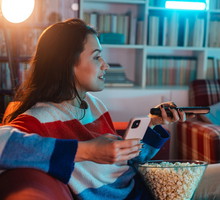 kobieta oglądająca telewizję