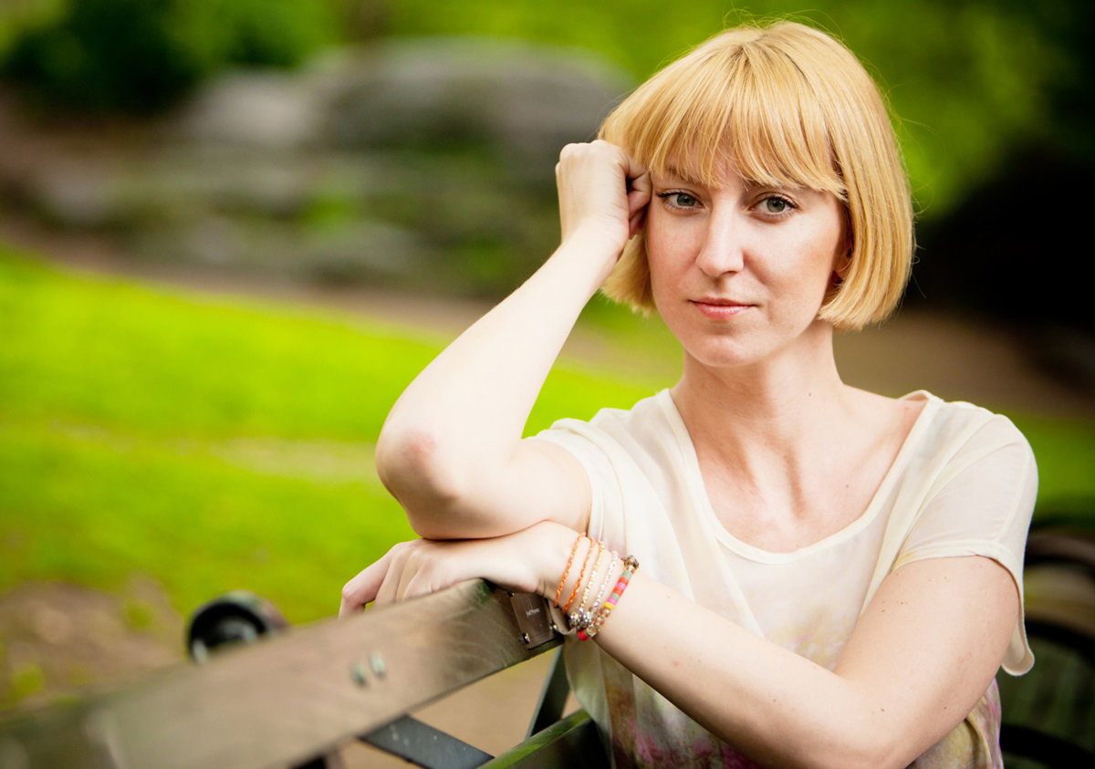 kobieta w dojrzałym wieku przed 40 siedzi na ławce na zewnątrz zmartwiona