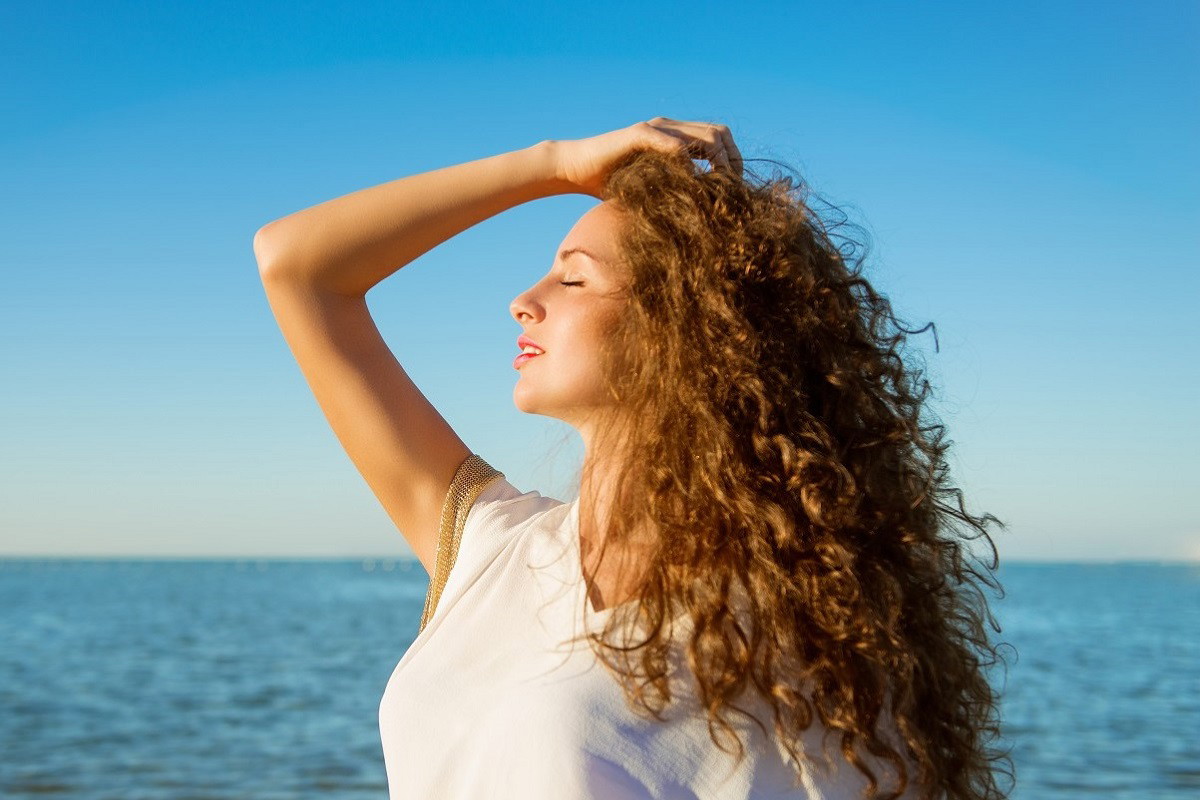 fryzura w stylu textured waves