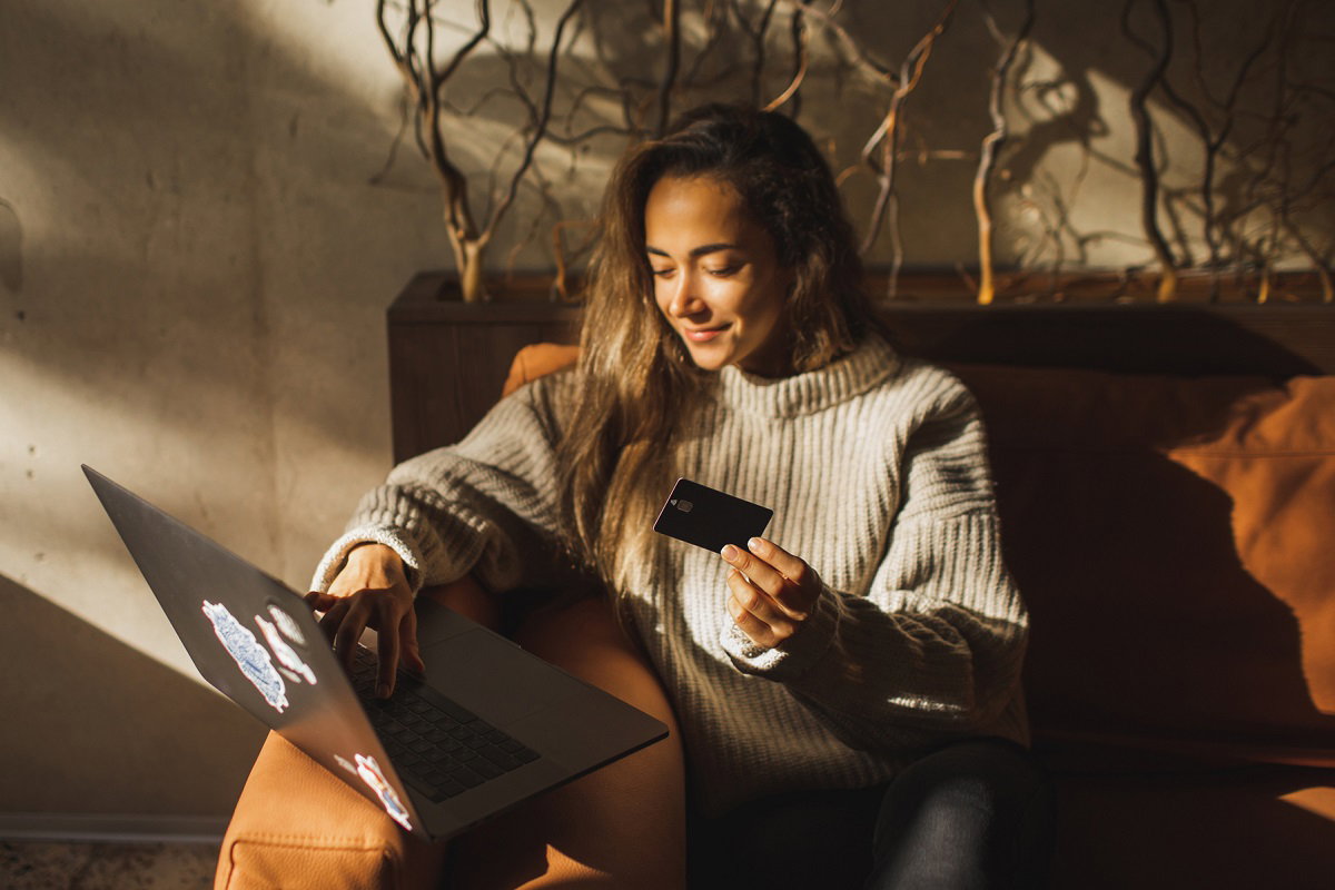 Doom spending to plaga naszych czasów. Wiele ludzi odreagowuje tak stres / Getty Images, Oleg Breslavtsev