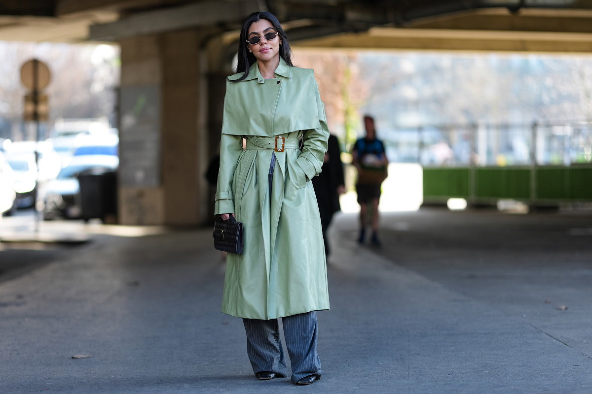 Ten świetny płaszcz to mój ulubieniec na jesień 2025. Zastąpi mi klasyczny trencz / Getty Images, Edward Berthelot