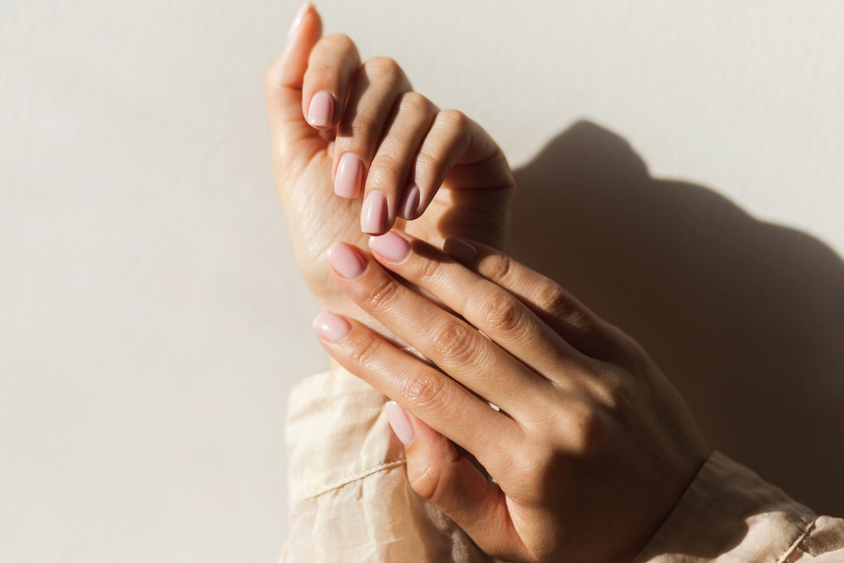 Najlepsza domowa odżywka do paznokci za półdarmo. Genialnie regeneruje płytkę po hybrydzie / Getty Images, Anastasiia Krivenok