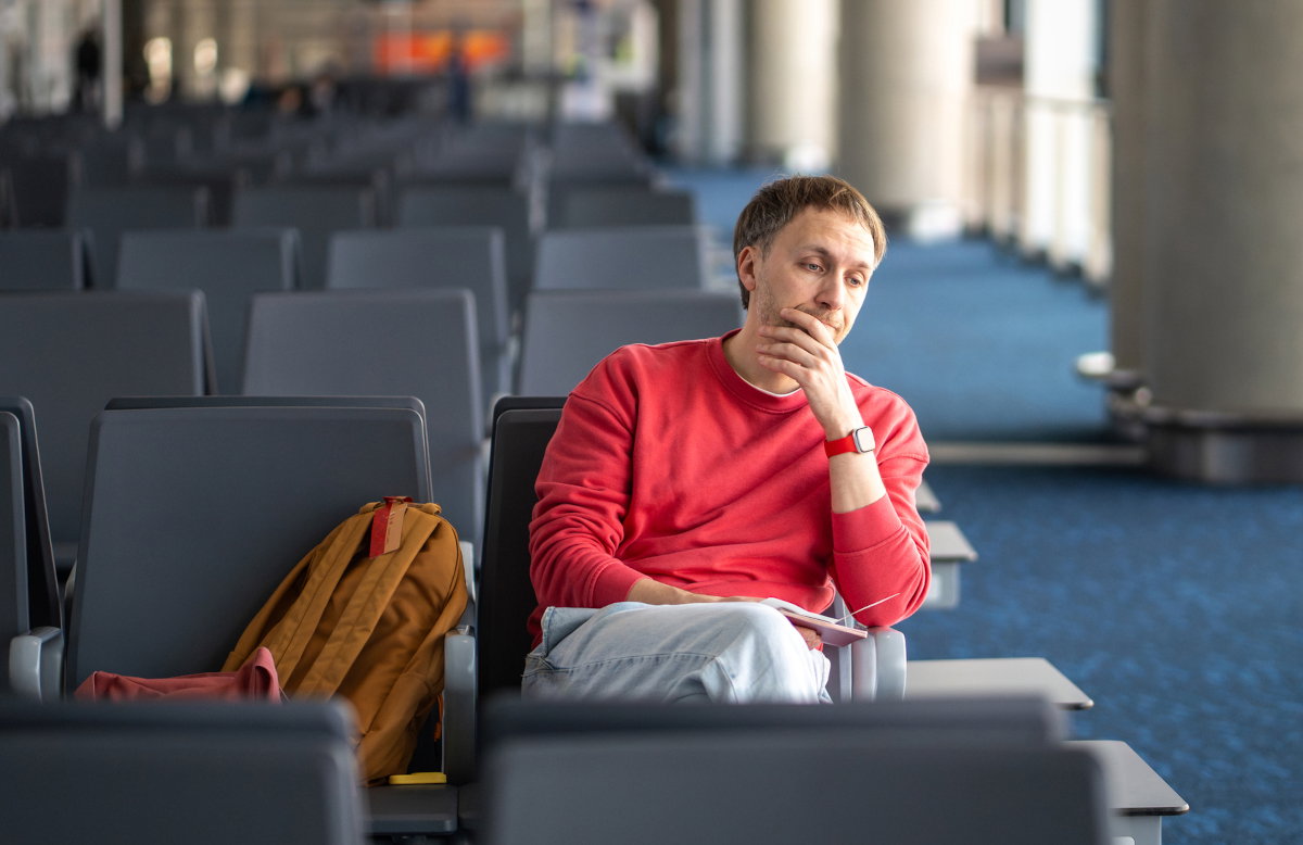 mężczyzna na lotnisku