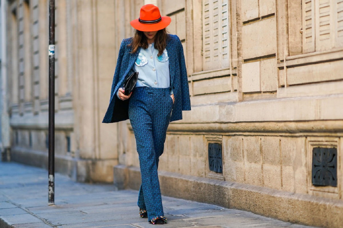 Złota zasada łączenia kolorów. Tak dopasujesz wszystkie ubrania z szafy / Getty Images, Edward Berthelot / Contributor
