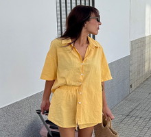 Kultowy masełkowy kolor ma konkurencję. W tym sezonie na ulicach króluje bahama yellow/ AdobeStock, joaqui