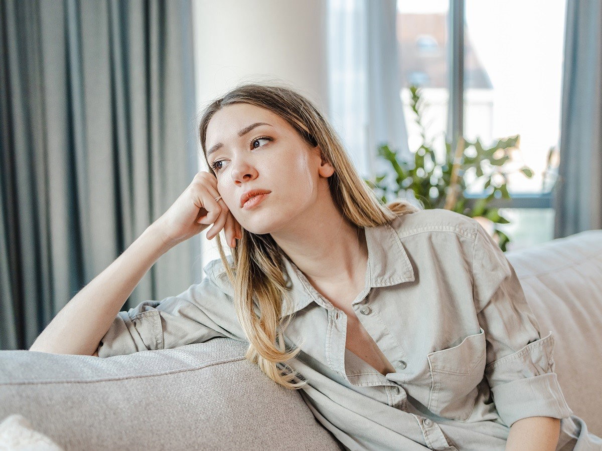 zdenerwowana kobieta w domu