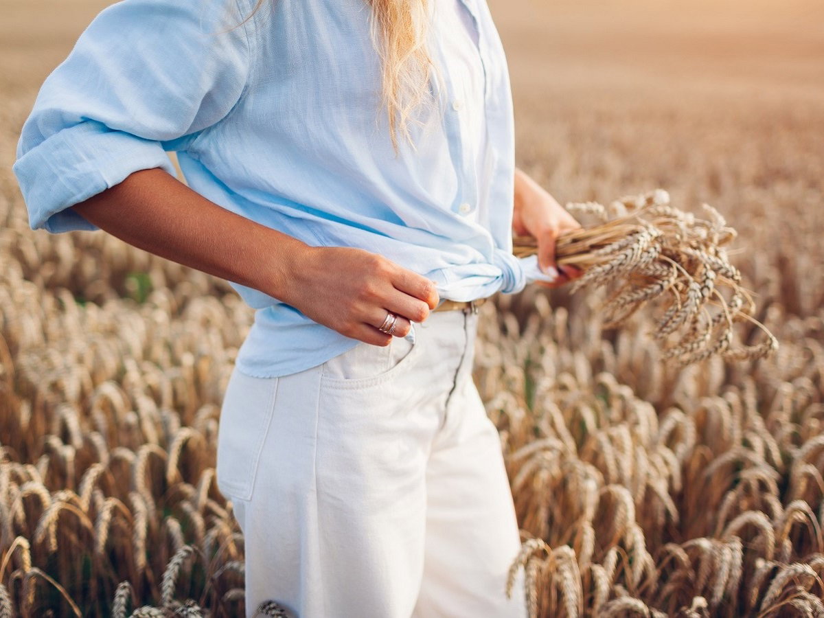 kobieta w lnianej koszuli