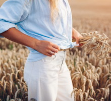 kobieta w lnianej koszuli