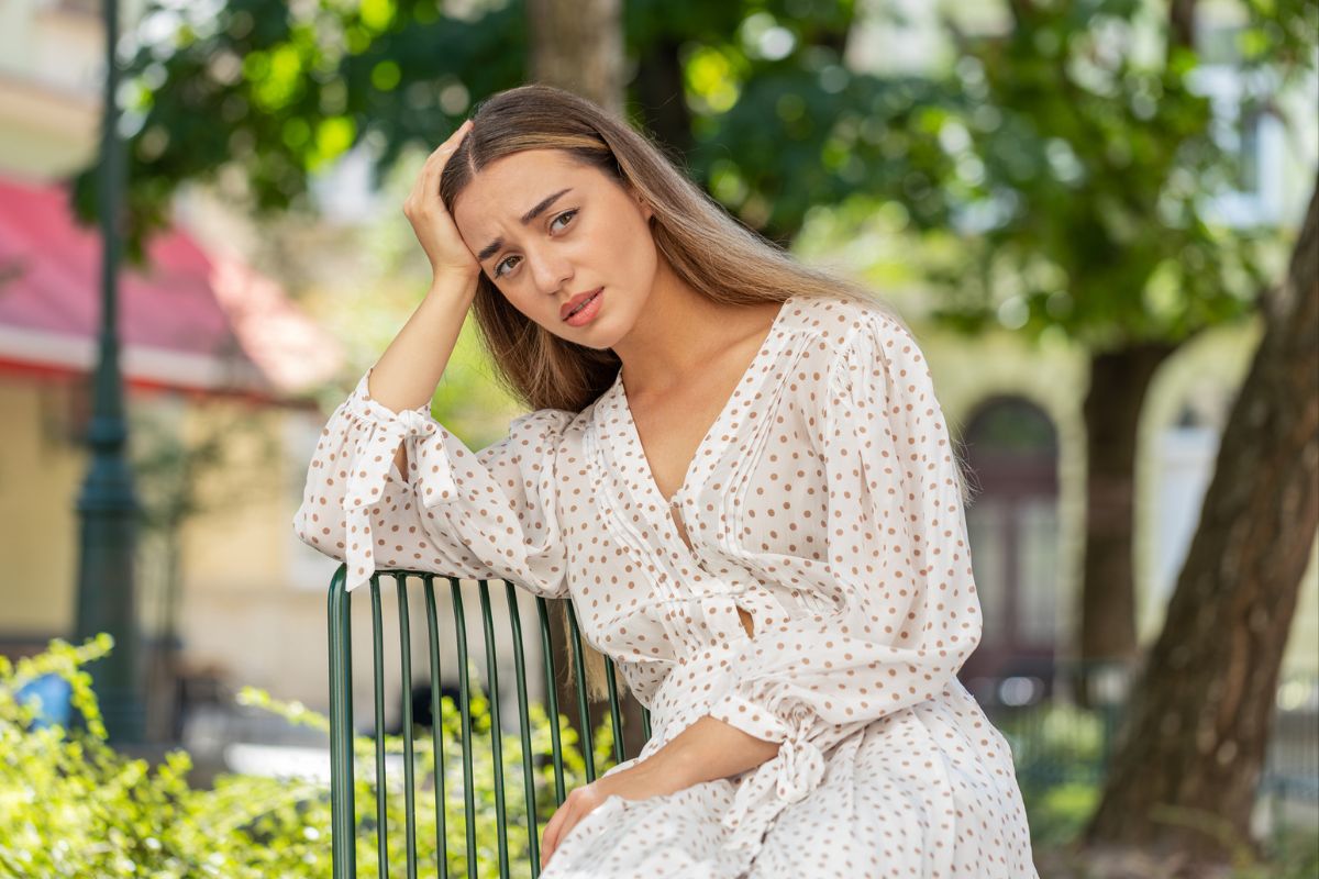 kobieta zamyślona i smutna