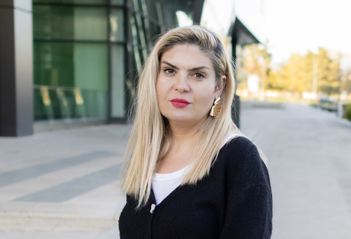 młoda kobieta przed 30 blondynka stoi na ulicy z zawiedzioną miną