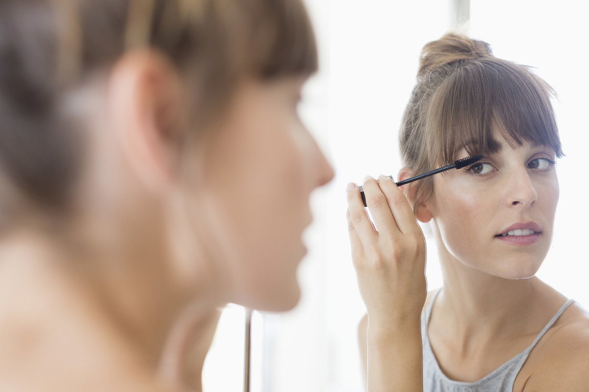 Prosty sposób na rzęsy jak firanki. Domowa odżywka za grosze odżywi i wzmocni włoski / Getty Images, Letizia Le Fur