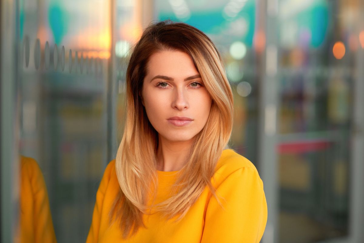 kobieta zamyślona i smutna