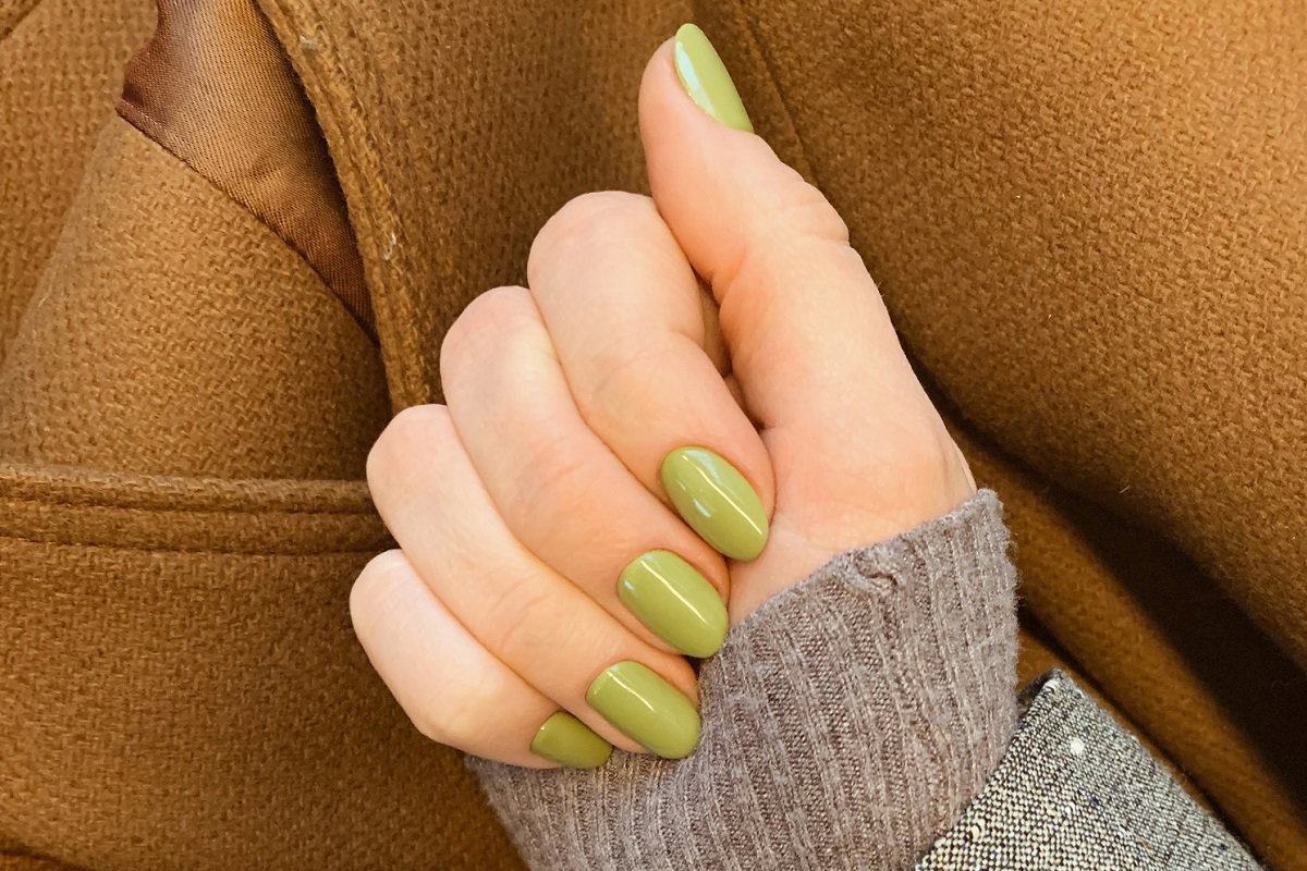 "Matcha nails" to najmodniejsze paznokcie na jesień 2025. O ten kolor będą prosiły wszystkie klientki w salonach / Getty Images, EyeEm Mobile GmbH