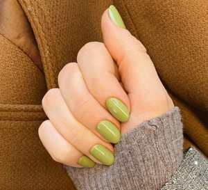 "Matcha nails" to najmodniejsze paznokcie na jesień 2025. O ten kolor będą prosiły wszystkie klientki w salonach / Getty Images, EyeEm Mobile GmbH