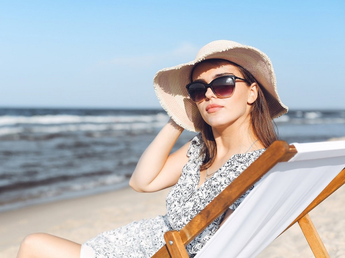 kobieta odpoczywająca na plaży