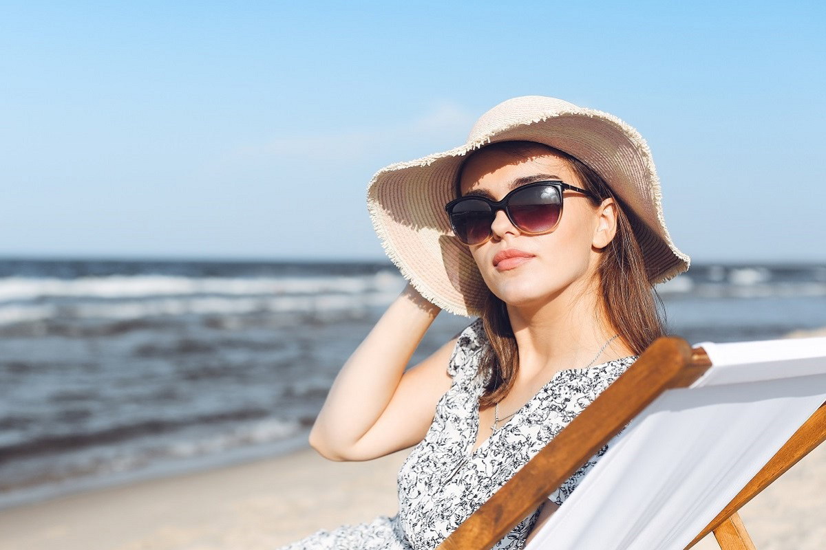 kobieta odpoczywająca na plaży