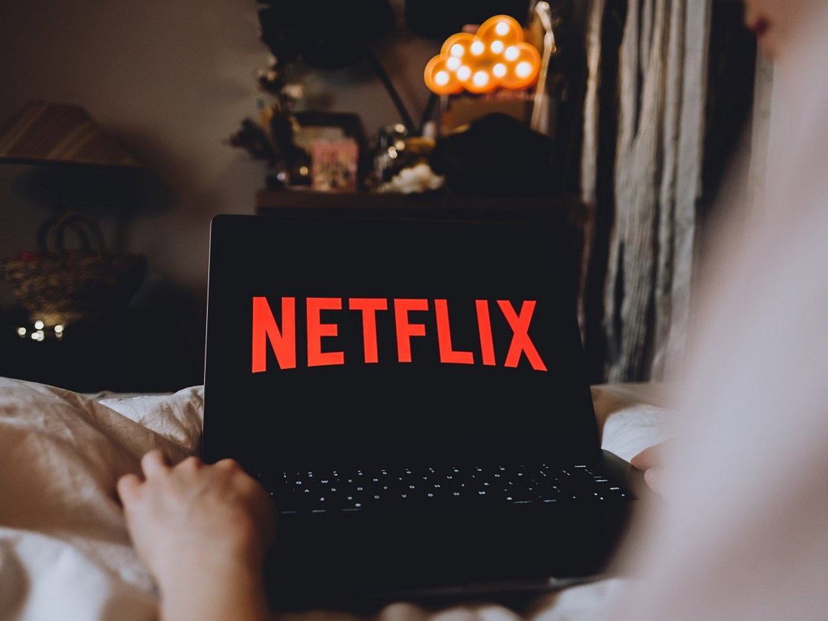 kobieta oglądająca serial