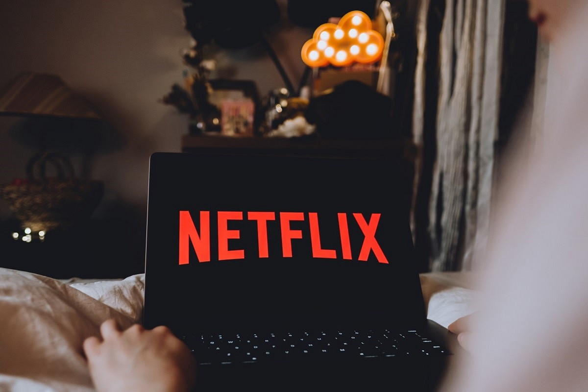 kobieta oglądająca serial