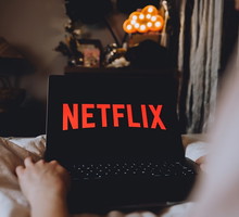 kobieta oglądająca serial