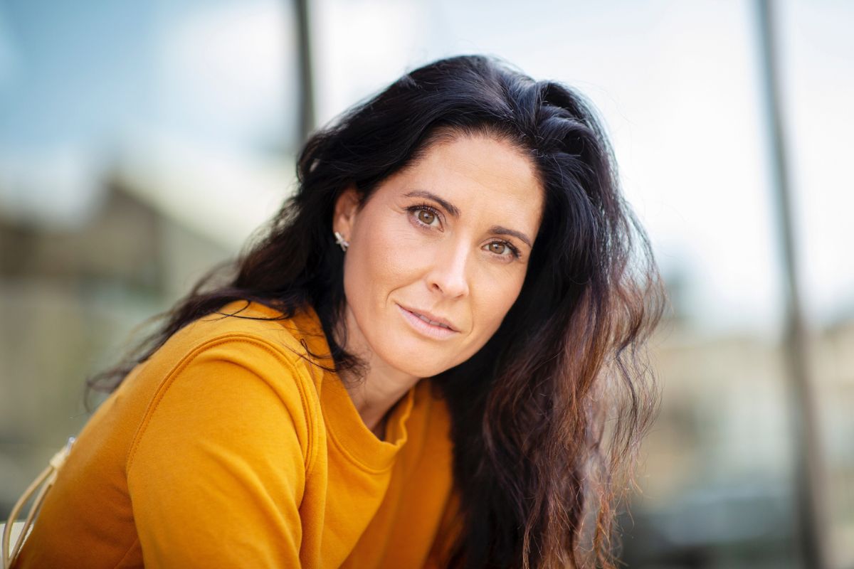 kobieta zamyślona i poważna