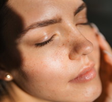 Koniec ze spływającym podkładem. Te 3 triki utrzymają makijaż na miejscu nawet w największe upały, Getty Images