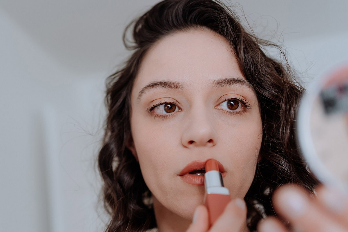 Tak dobierzesz idealny kolor szminki. Wystarczy 1 prosty trik, by odmienić swój "look" / Getty Images, GabrielPevide