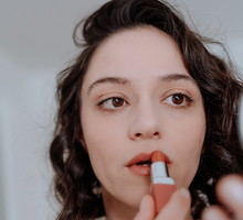 Tak dobierzesz idealny kolor szminki. Wystarczy 1 prosty trik, by odmienić swój "look" / Getty Images, GabrielPevide