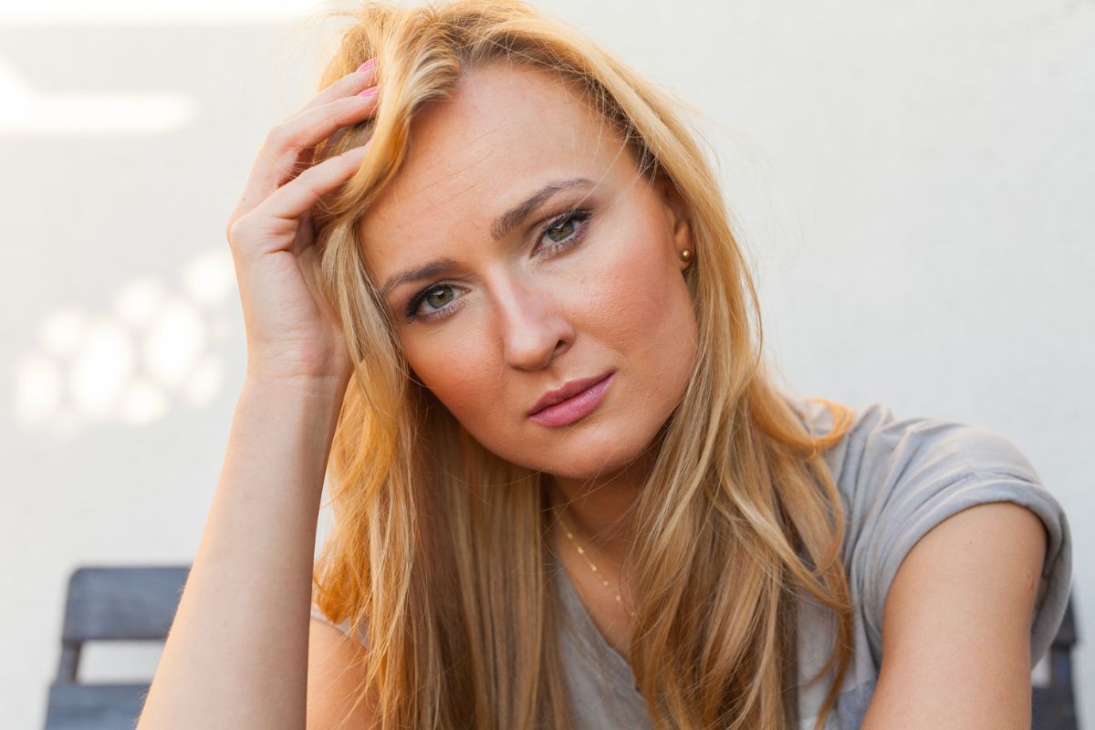 kobieta zamyślona i smutna