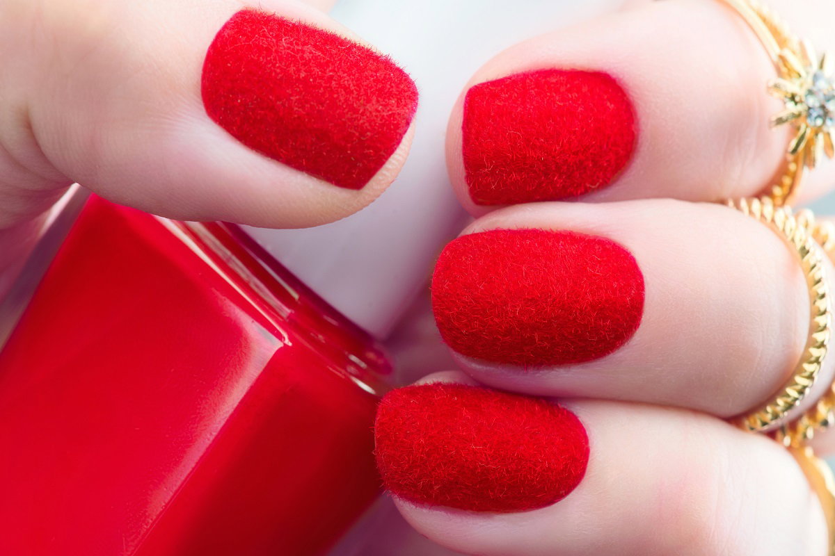 „Fluffy nails” przyciągną wszystkie spojrzenia. Te paznokcie będą królowały jesienią 2025 / AdobeStock, Subbotina Anna