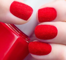 „Fluffy nails” przyciągną wszystkie spojrzenia. Te paznokcie będą królowały jesienią 2025 / AdobeStock, Subbotina Anna