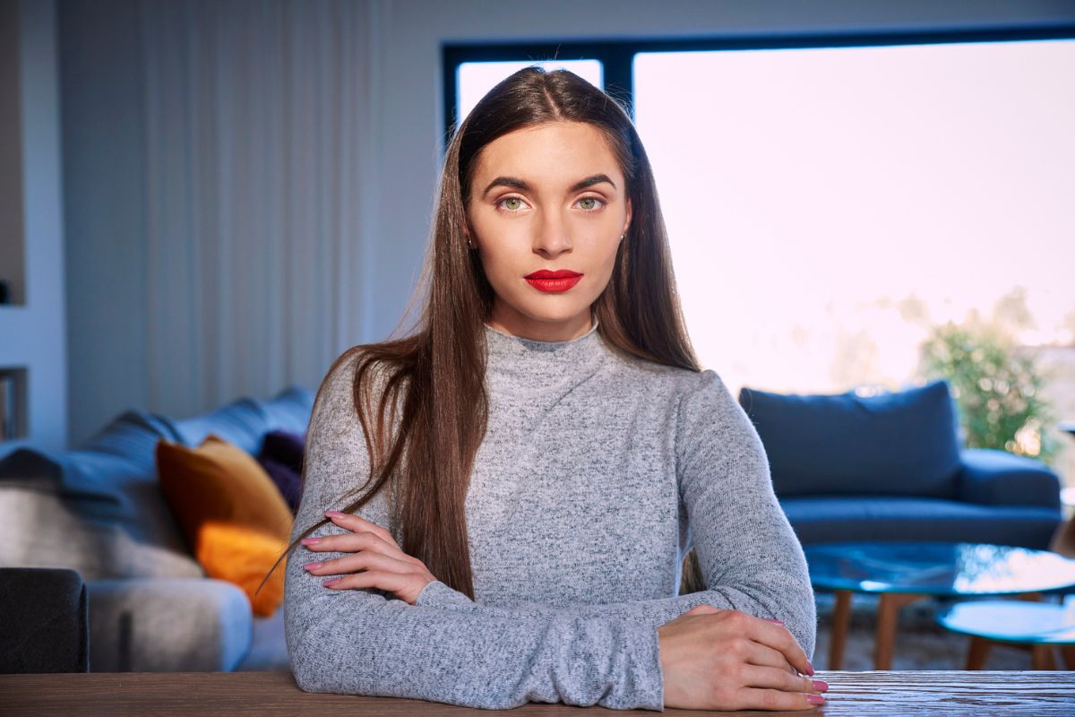 kobieta patrzy prosto w obiektyw aparatu