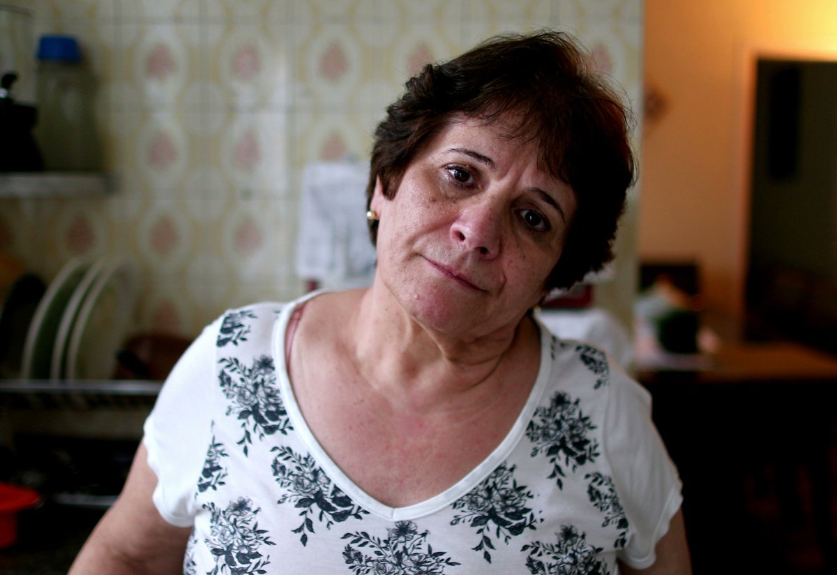 kobieta seniorka w wieku około 60 plus stoi w kuchni bardzo smutna