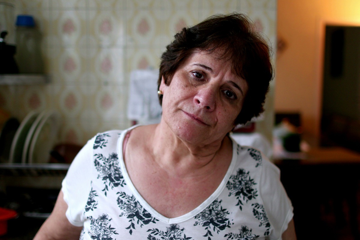 kobieta seniorka w wieku około 60 plus stoi w kuchni bardzo smutna