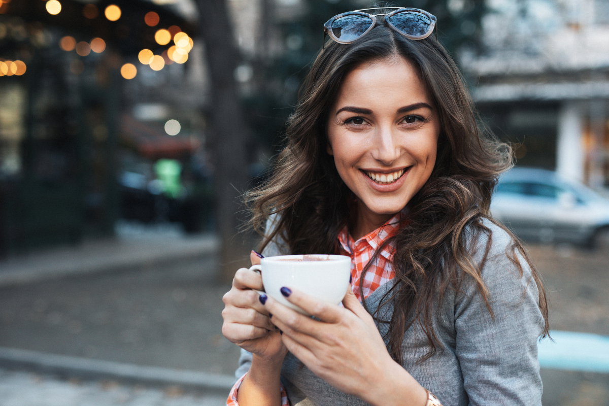 kobieta z kubkiem