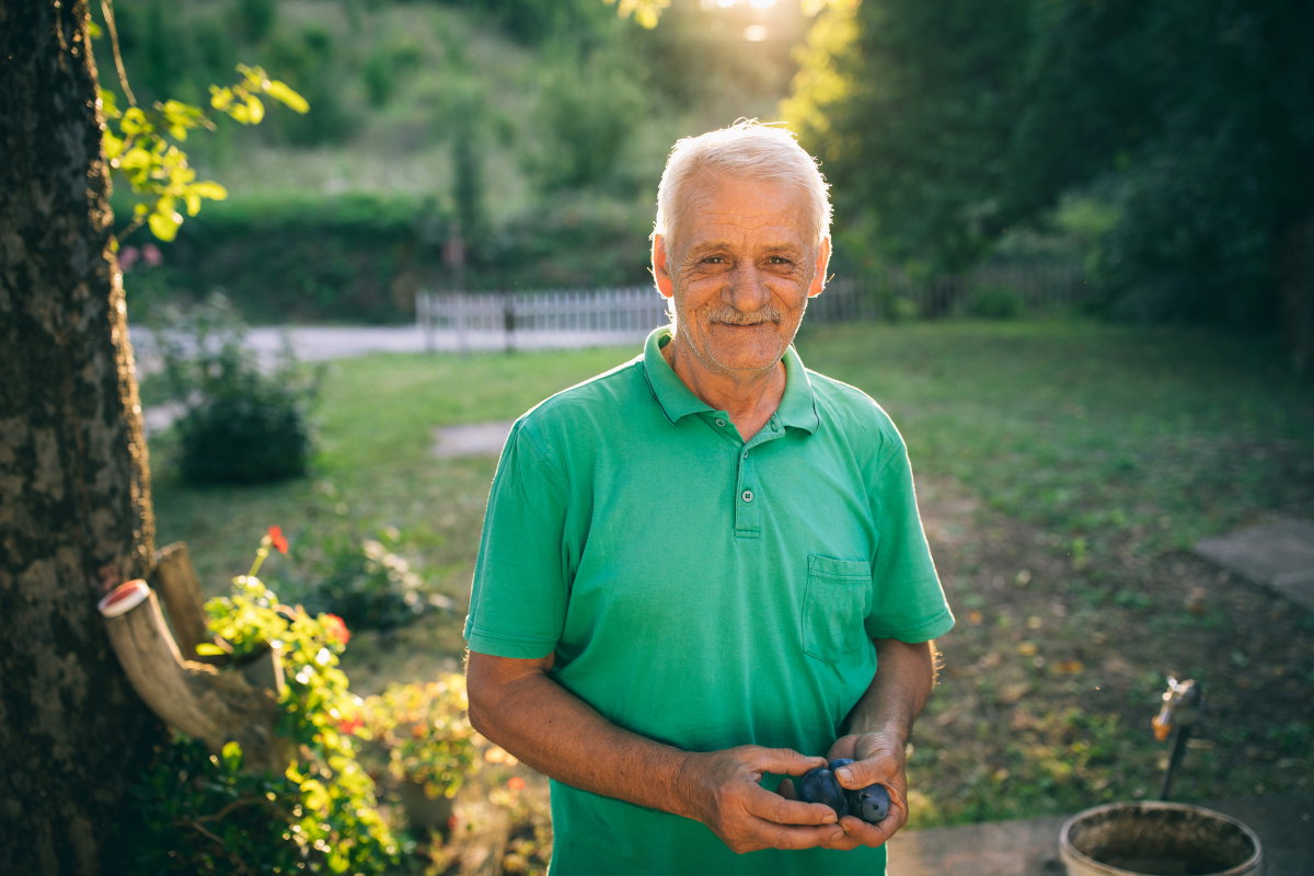 mężczyzna na działce