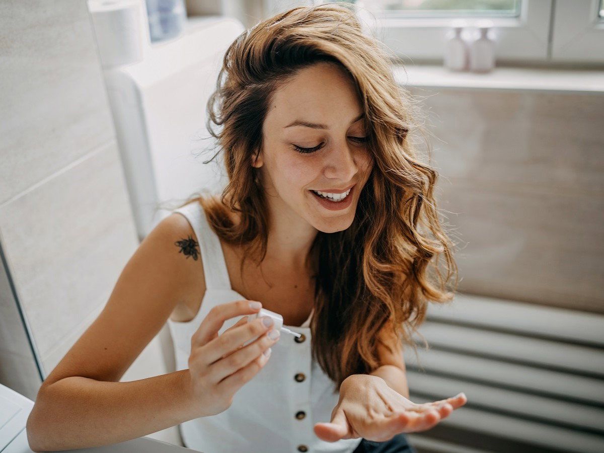 dziewczyna malująca paznokcie