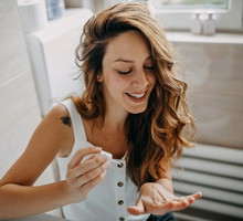 dziewczyna malująca paznokcie