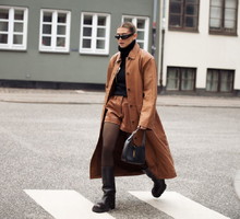 Ten kolor będzie królował na ulicach jesienią. Nawiązuje do aromatycznego napoju / Getty Images, Raimonda Kulikauskiene