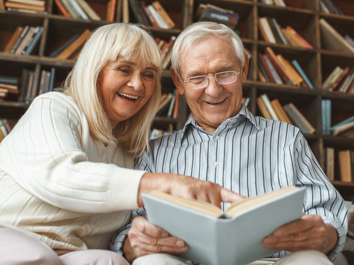seniorzy czytający książkę