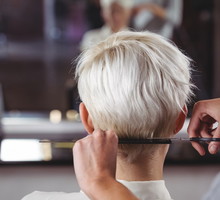 fryzura tausled pixie