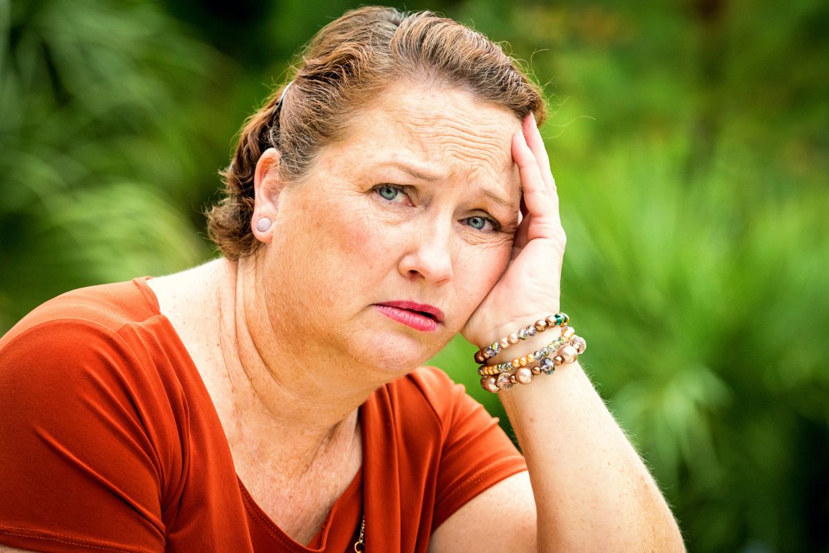 kobieta zamyślona i smutna