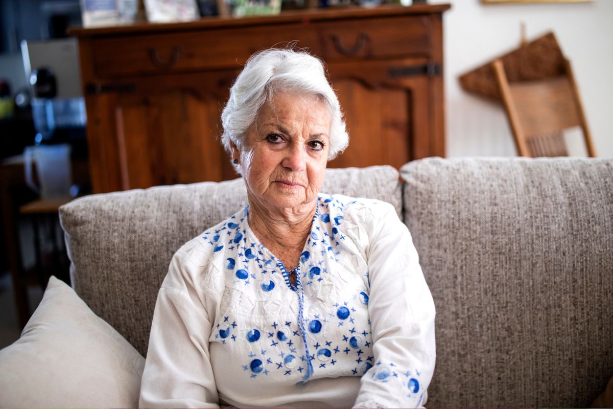 starsza i zniesmaczona kobieta