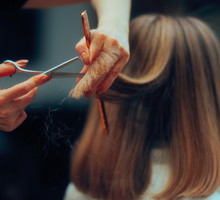 Ta fryzura będzie królowała jesienią 2025. To ukłon w stronę trendów sprzed lat/Getty Images, nicoletaionescu