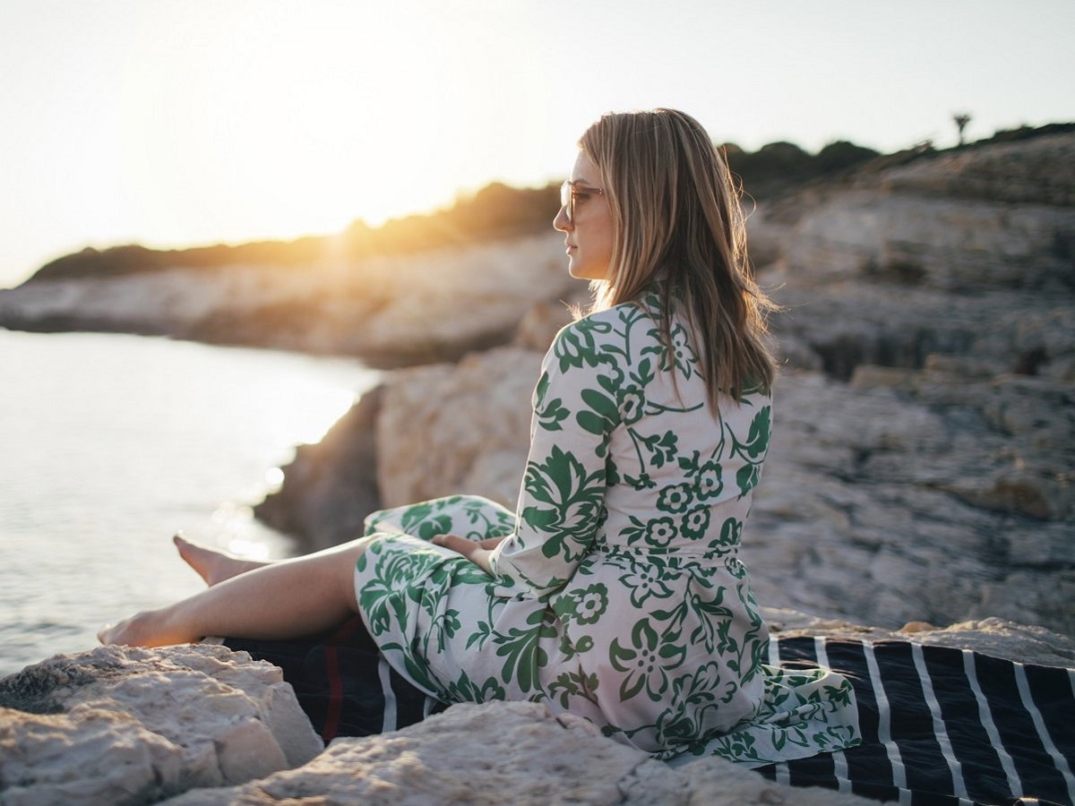 kobieta na wczasach nad morzem