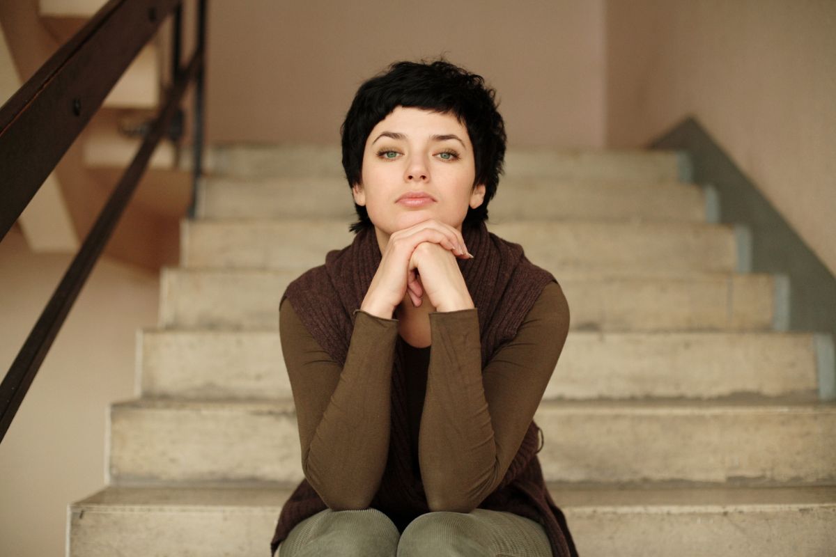 kobieta zamyślona i smutna