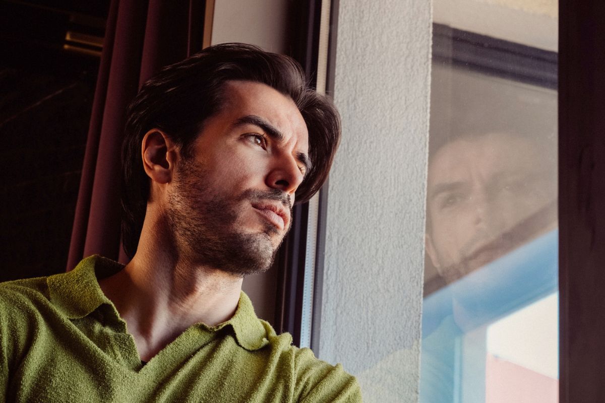 mężczyzna zamyślony i smutny