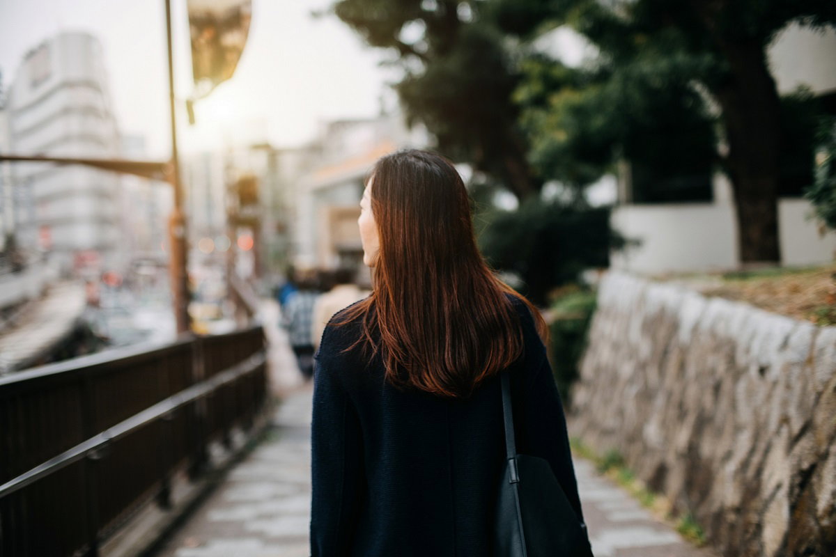 Stresujący dzień? Pomoże "silent walking". To najprostszy sposób na oczyszczenie głowy / Getty Images, d3sign