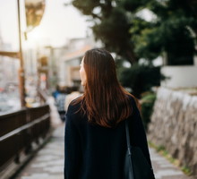 Stresujący dzień? Pomoże "silent walking". To najprostszy sposób na oczyszczenie głowy / Getty Images, d3sign