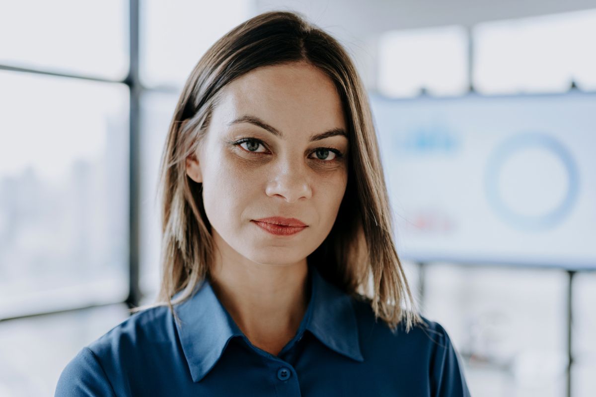 kobieta zamyślona i smutna